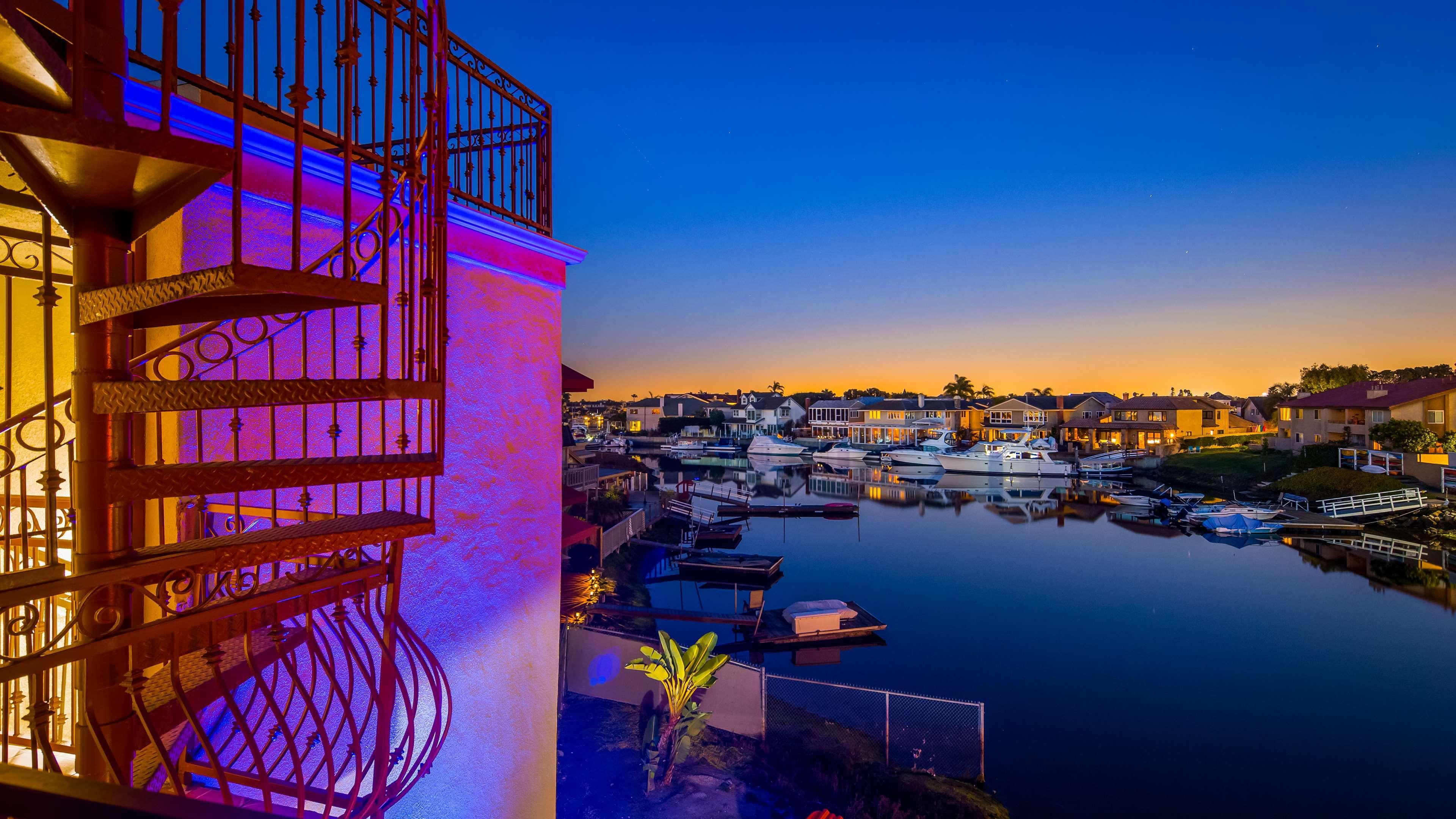Best Western Harbour Inn & Suites Huntington - Sunset Beach Exterior photo